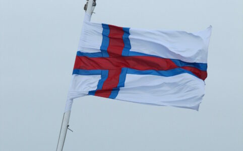 Färöische Flagge auf der Norröna